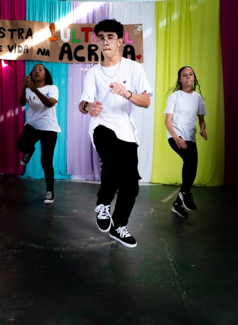 Adolescentes se apresentando em oficina de dança da ACRICA